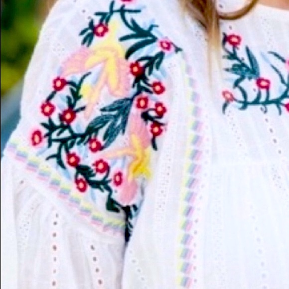 #140 ⭐️ClosetClearOut🍭 Embroidered Beautiful Playful Top - Picture 11 of 15